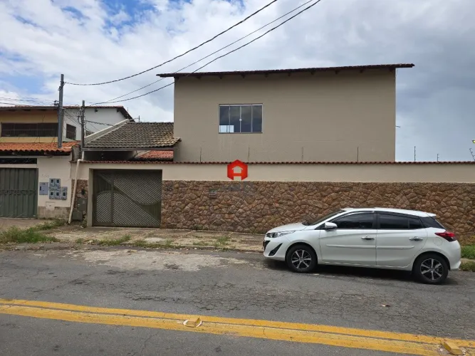 Casa residencial à venda localizada no Setor Jardim Moema em Goiânia.