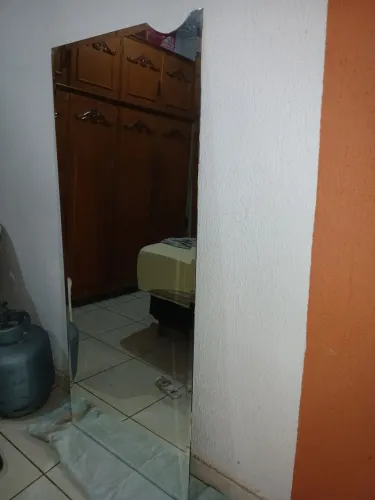 Espelho novo , quebrou um pedacinho na mudança, vidro resistente . Nao e frágil