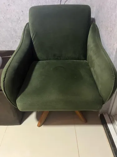 Poltrona Decorativa Giratória em Veludo Verde-Musgo com Pés em Madeira