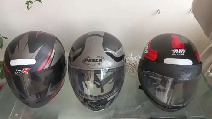 Vendo cada um dos três capacetes usados em bom estado.