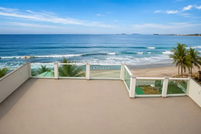 Seu Refúgio Pé na Areia em Itapoá 450m² e Vista Permanente para o Mar