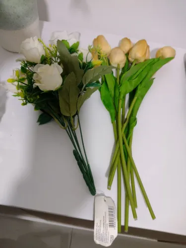 2 buquês de flores artificiais