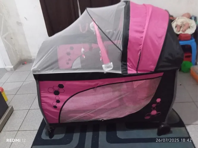 Berço Cercado Portátil da Baby Style na cor rosa e preto