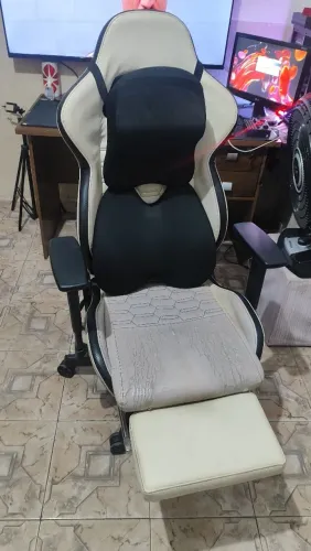 Cadeira gamer com apoio de pés