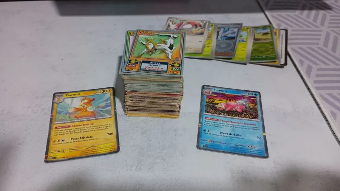 Lote com 170 cartas de Pokémon, Naruto, One Piece, Boruto e outros animes