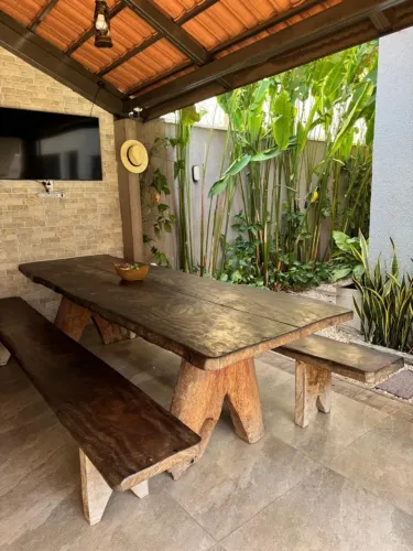 MESA RÚSTICA DE MADEIRA (CEDRO) COM BANCOS