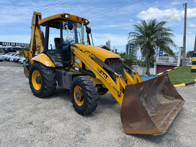 Retroescavadeira JCB ano 2010 4x4