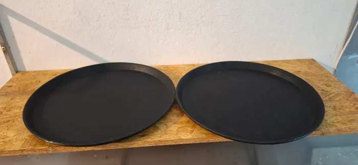 2 BANDEJAS PRETAS ANTIADERENTE PARA GARÇOM/ 1 PORTA CANUDOS DE PLÁSTICO RESISTENTE. 