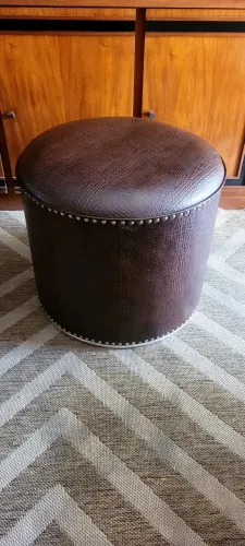 Puff decorativo couro legítimo ideal para enfeitar salas e ambientes integrados.