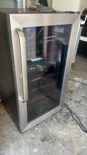 Expositora de vinhos e refrigerante