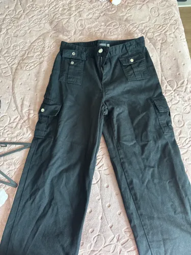 calça preta estilo cargo 