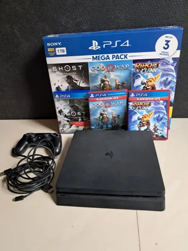 PlayStation 4 com 3 jogos excelente estado Copacabana