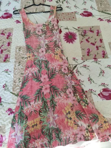 Vestido florido com decote nas costas