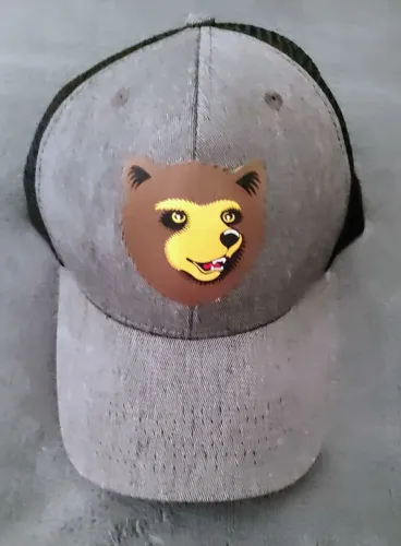 Boné cervejaria Colorido modelo Trucker em cinza e preto