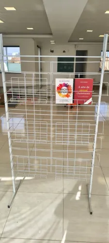Expositor de livros e revistas