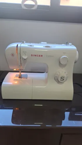 Maquina doméstica Singer 2282 ,casinha de botao em 1 unico passo
