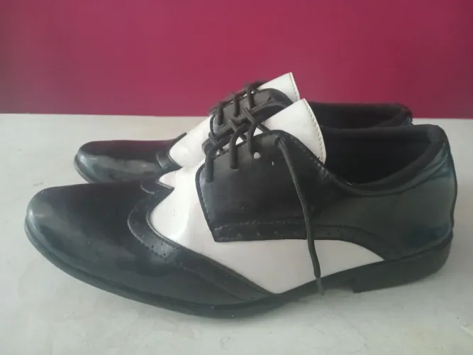Sapato social de amarrar bicolor preto e branco oxford envernizadoda marca La Faire