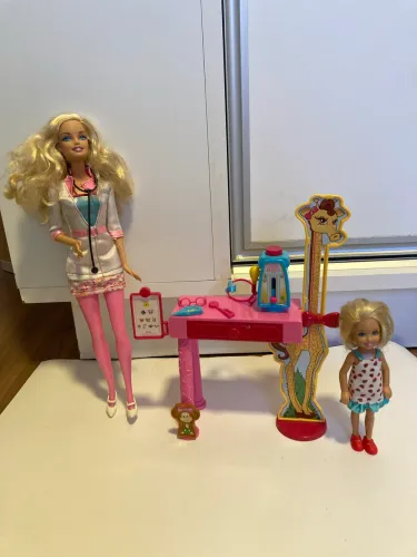 Barbie médica pediatra com acessórios e bonecas