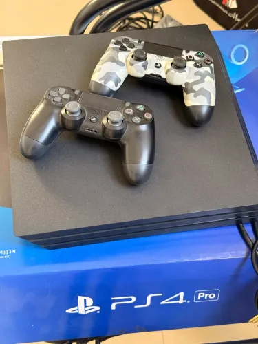 PlayStation 4 Pro 1TB com 2 Controles