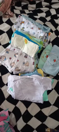 Lote 52 peças roupas bebê 0 a 6 meses á negociar (muitas delas nunca usadas)