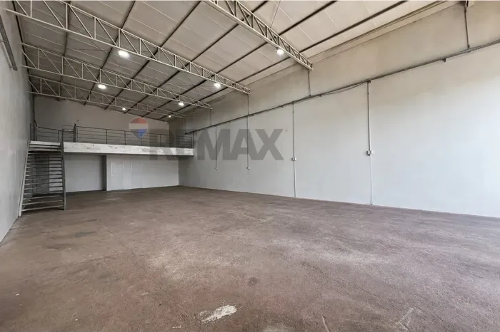 Galpão Comercial com Estrutura Completa: Escritório Moderno, Mezanino e Adaptações PCD.