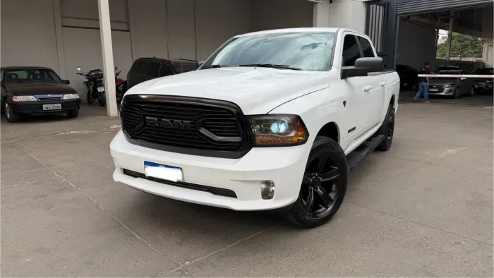 Ram Classic Laramie Night Edition 5.7 V8 16V Gasolina 4X4 Aut. 2023