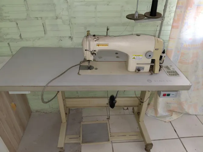 Máquina de costura industrial reta Singer