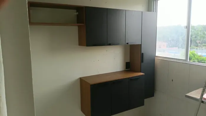 Armário de cozinha na parede novo