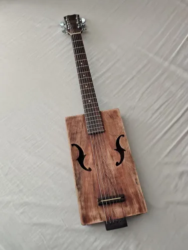 Guitarra elétrica Cigar box