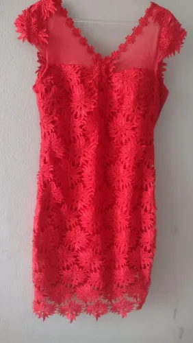 Vestido de festa em gripi vermelho