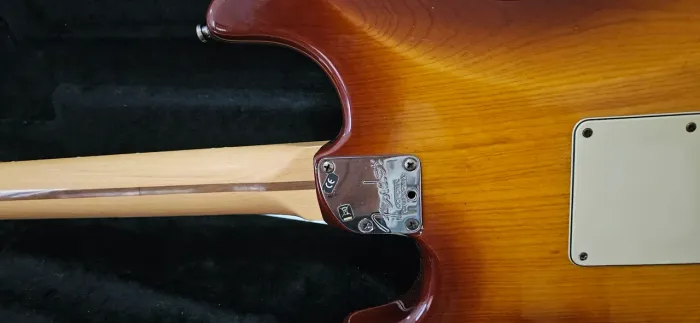 Fender Deluxe USA com travas, trastes originais sem desgastes e S1 no volume. Captadores 