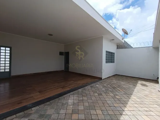 Casa residencial para locação no bairro Vila Tibério, em Ribeirão Preto/SP.