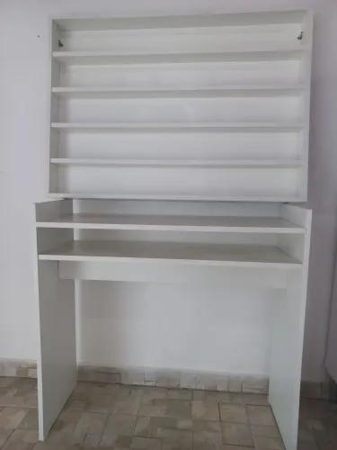 Mesa pra manicure e expositor pra esmaltes 