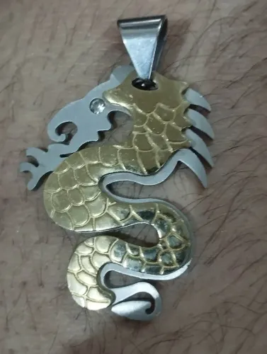 Pingente Dragão em aço Cirúrgico prateado e dourado com um diamante fake.