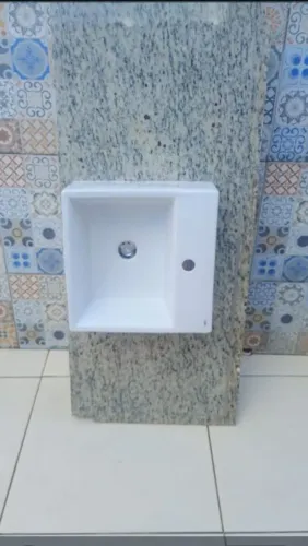 Vendo um lavatório de banheiro