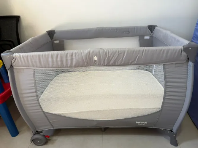 Berço portátil Infanti Stelle + 1 colchão D28 Ortobom feito sob medida