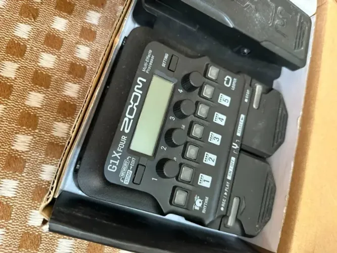 Pedaleira Zoom G1X Four