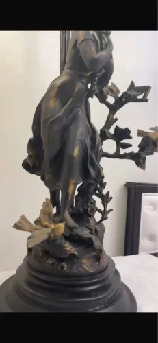 Escultura em bronze de uma camponesa.