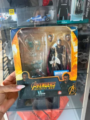 figura de ação articulada do Thor baseada no filme Vingadores