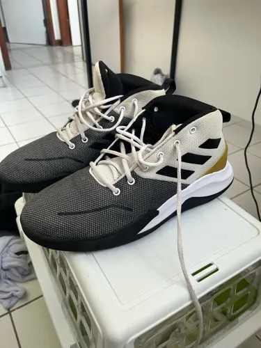 Tênis Adidas