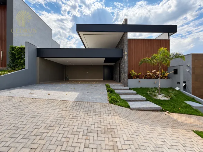 Casa à venda em condomínio fechado em Maringá, Zona Sul, com 3 suítes, 198 m² e piscina