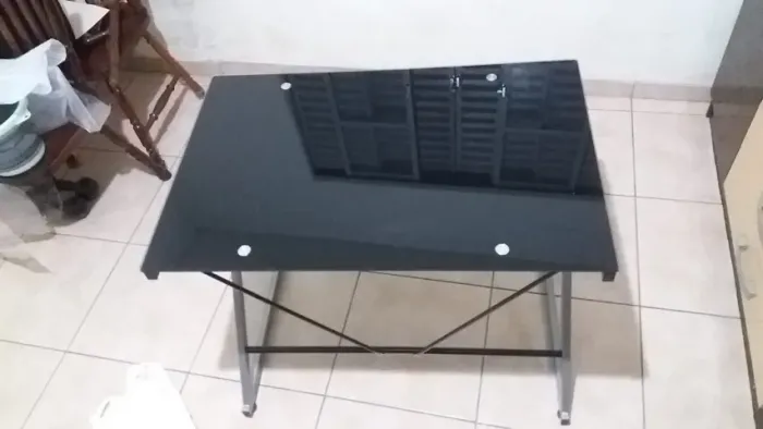 Mesa p/ home office com tampa de vidro