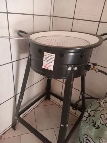 Vende-se fritadeira a gás semi nova, usada poucas vezes, valor 500 reais