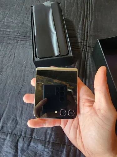 Z flip 5 creme