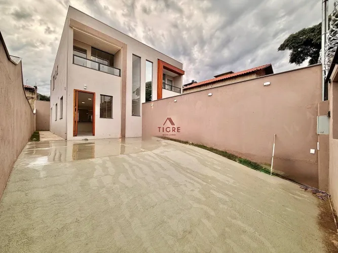 Casa com 3 Quartos à Venda, 180m²