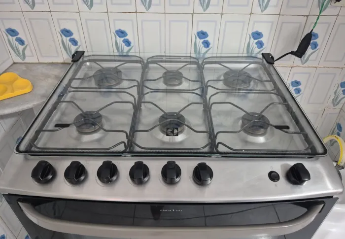 Fogão Electrolux com 6 bocas