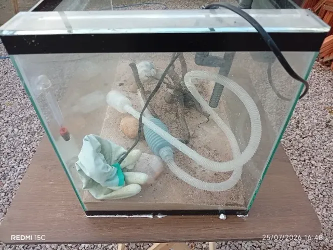 Aquário 50 litros com mesa completo com acessorios de cuidado pra peixes  .