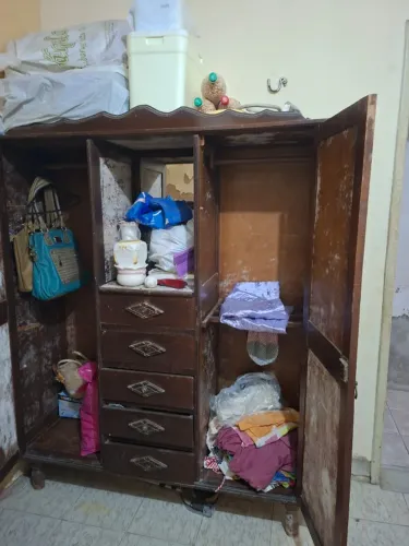 Guarda-roupa de madeira