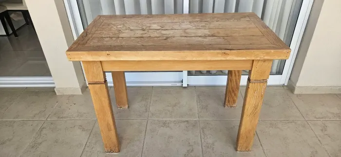 Mesa de madeira maciça