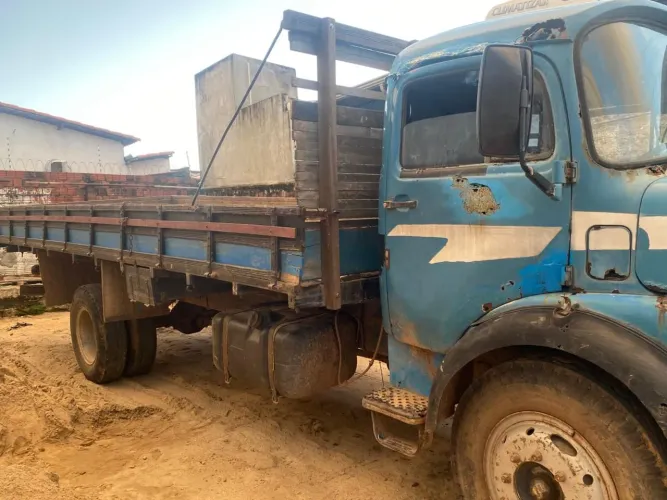 Vendo Caminhão Mercedes